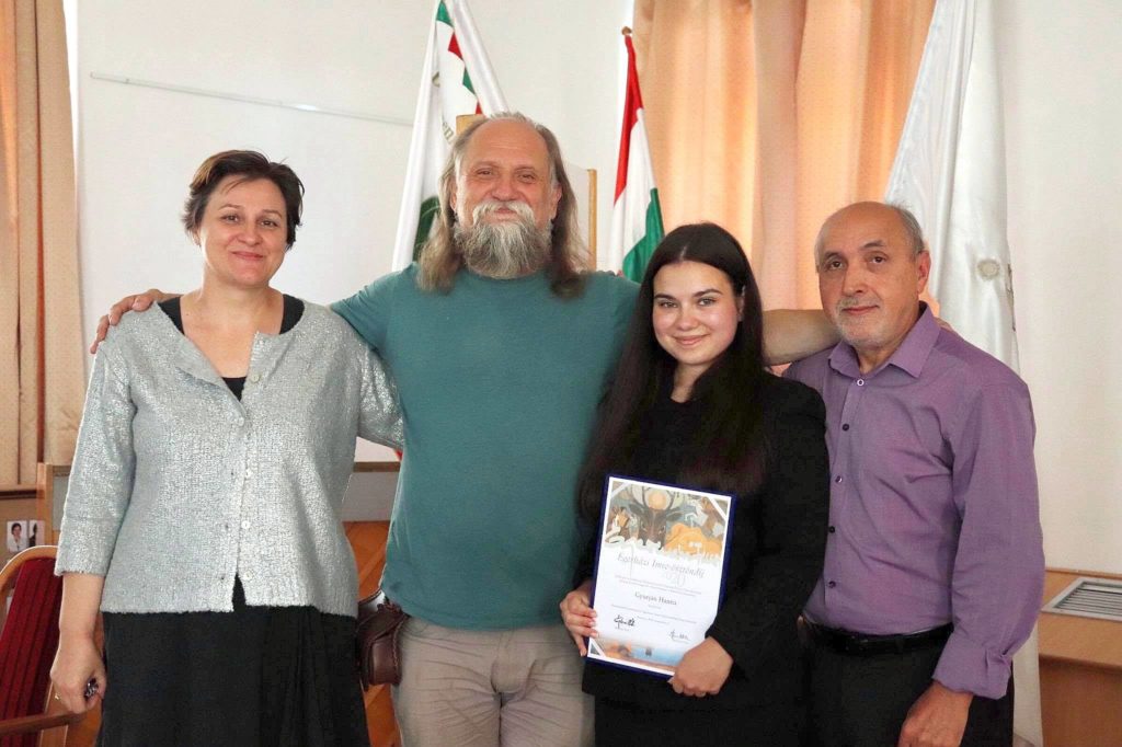 This year, for the 18th time, we were able to present the Imre Égerházi Scholarship at the Dóczy Grammar School to the student who gave the best performance in the field of fine arts in the previous academic year. Of particular importance for this is the fact that the tradition did not have to be interrupted due to the COVID-19 epidemic.