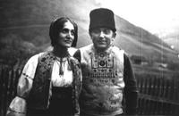 Gyimesi csángó népviseletben, 1972.