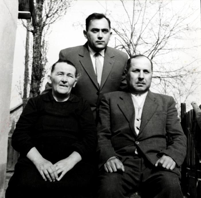 With his parents, Erzsébet Péntek and Imre Égerházi Sr.