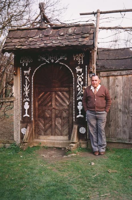 At the gate of László Nagy, naive woodcarving folk artist