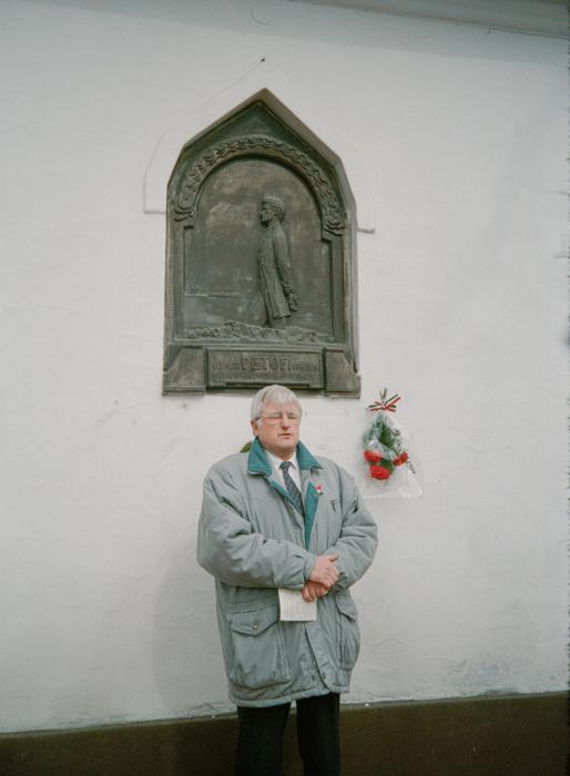 March 15, 2000 Géza Cseri at the wreath of the Petőfi statue at the Hortobágyi Csárda
